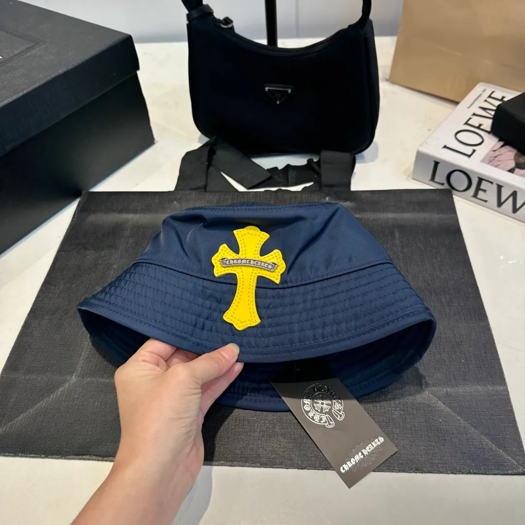 P70 𝐶ℎ𝑟𝑜𝑚𝑒 𝐻𝑒𝑎𝑟𝑡𝑠 Crow Heart Chocolate Barbie Pink Cross Leather Brand Horseshoe Roll Sleeves Sanskrit Letters Fisherman Hat Sun Hat